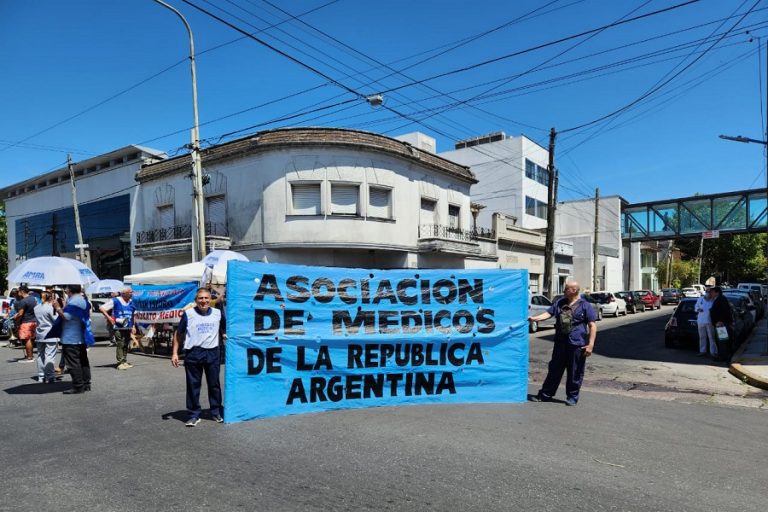 Médicos de AMRA realizan un paro en la Trinidad de Ramos Mejía
