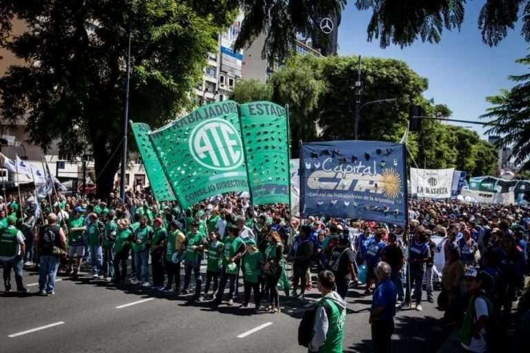 ATE Capital realiza una olla popular en Plaza de Mayo