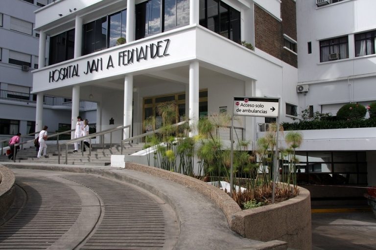 El personal del Hospital Fernández convoca a abrazo por la inseguridad laboral