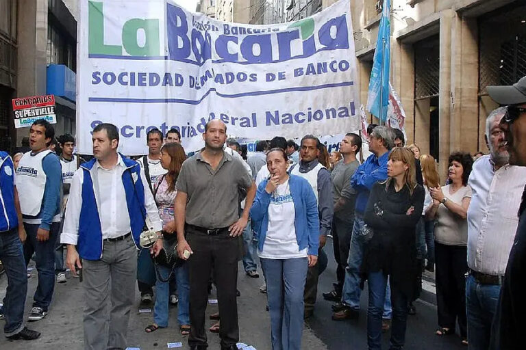 Bancarios anuncian un paro de 24 horas el próximo lunes