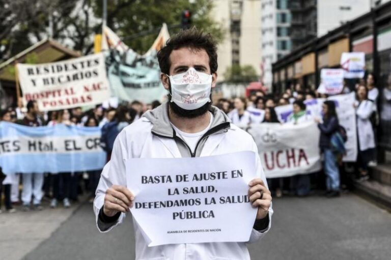 Mientras se organiza el Cabildo Abierto en Defensa de la Salud Pública, crecen las protestas en las provincias