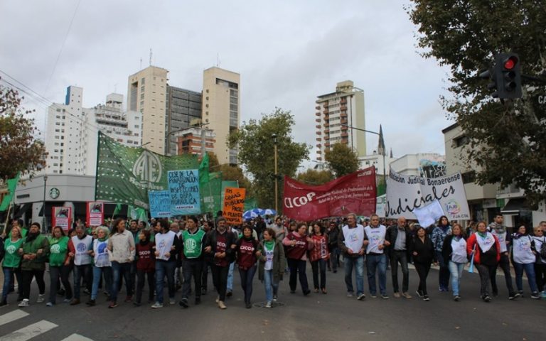 Estatales, judiciales y médicos reclaman frente al Congreso que Vidal reabra las paritarias