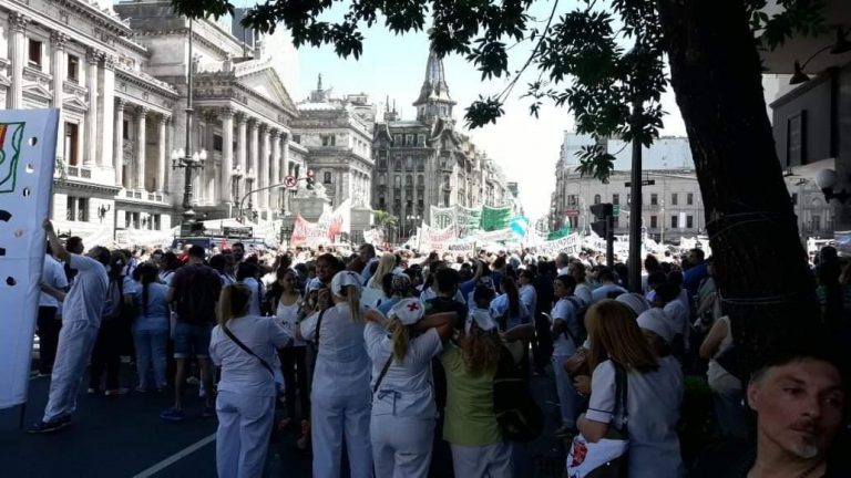 Enfermeros porteños coparon la Plaza de Mayo: reclaman ser reconocidos como «profesionales de la salud»