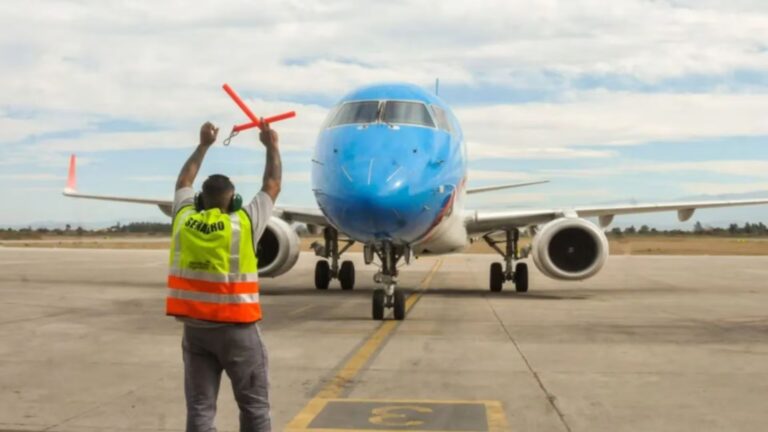 Gremios aeronáuticos levantaron el paro del fin de semana largo, pero no descartan nuevas medidas de fuerza