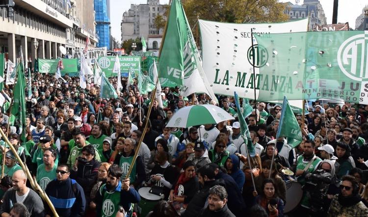Los estatales porteños realizaron un paro y marcharon al Ministerio de Economía