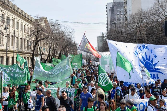 ATE movilizó a La Plata: «Los sueldos son paupérrimos y ellos siguen haciendo campaña»