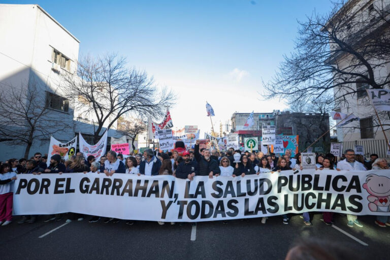 Tras una masiva marcha contra el ajuste en salud, Aguiar pidió la renuncia del ministro Lugones