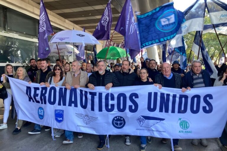 Gremios aeronáuticos criticaron la desregulación y crisis salarial del sector: «La apertura irrestricta de los cielos, afecta nuestro sistema aerocomercial»