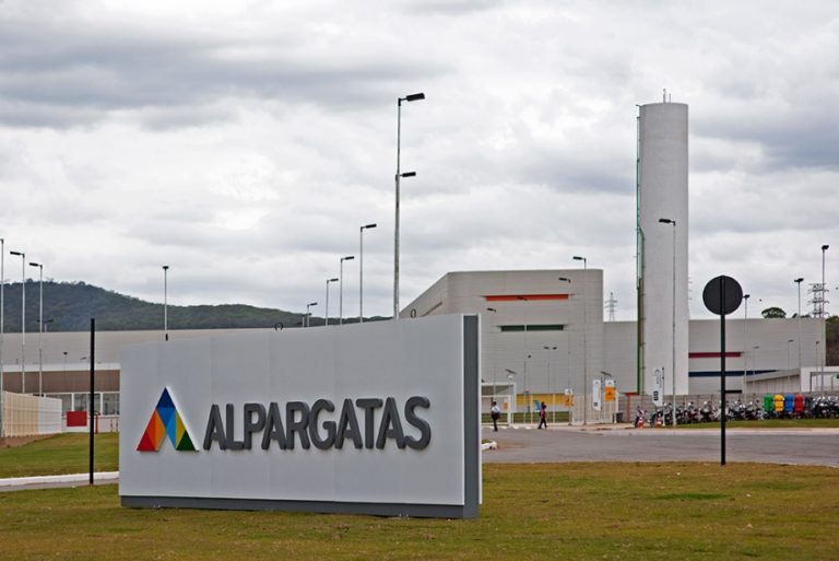 Alpargatas anuncia suspensiones y adelanta vacaciones