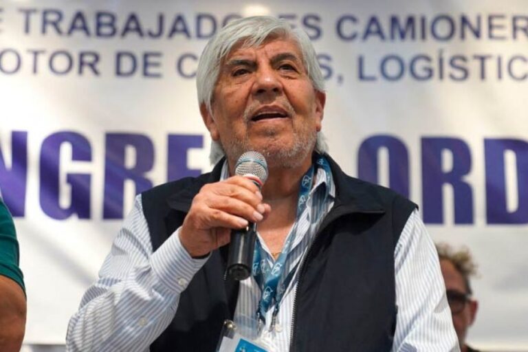 Camioneros acordó un aumento de 5,5% y un bono de $600 mil en cuotas