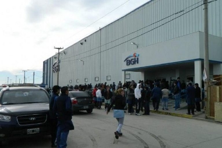 Por la baja de aranceles a la importación una fábrica dejará de producir notebooks