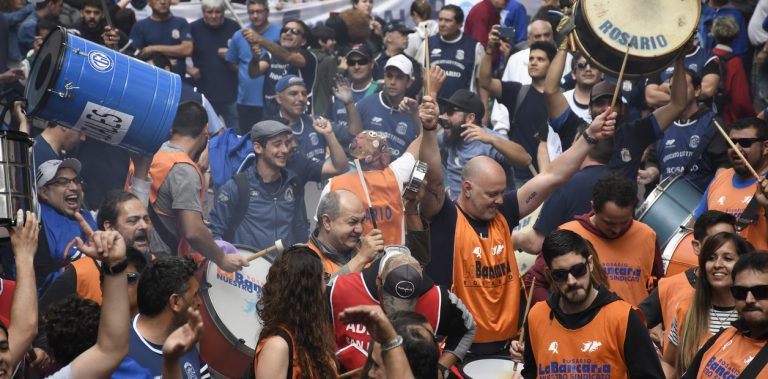 Gremios y movimientos sociales marchan contra el Gobierno