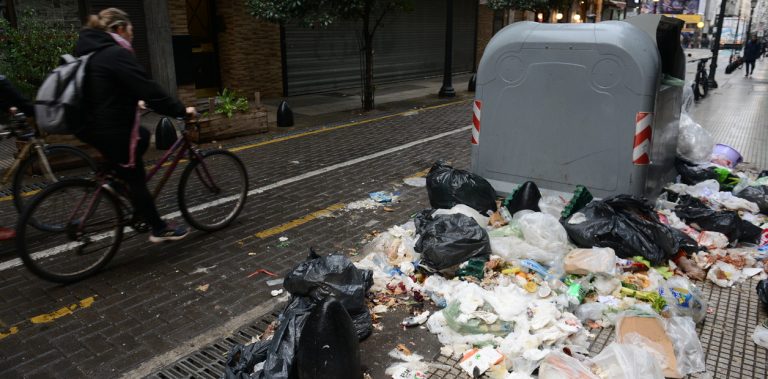 Camioneros protesta contra Jorge Macri y se acumula la basura en CABA
