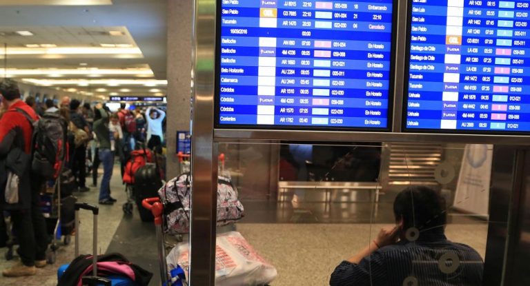 El ministerio de Trabajo recibió a los pilotos de Aerolíneas Argentinas