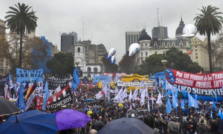 Las CTA marcharon a Plaza de Mayo y llamaron a un paro nacional