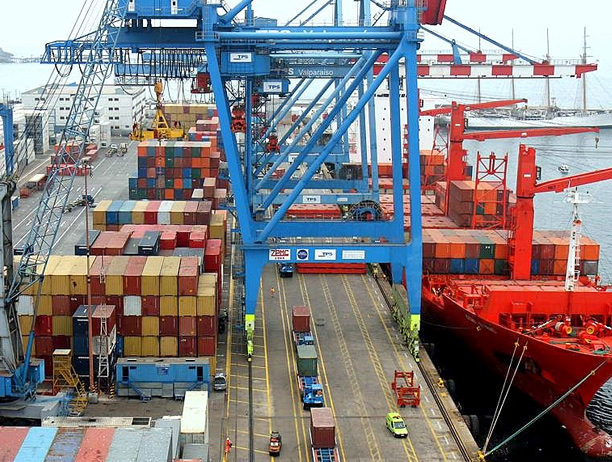 Podría faltar combustible por huelga de portuarios