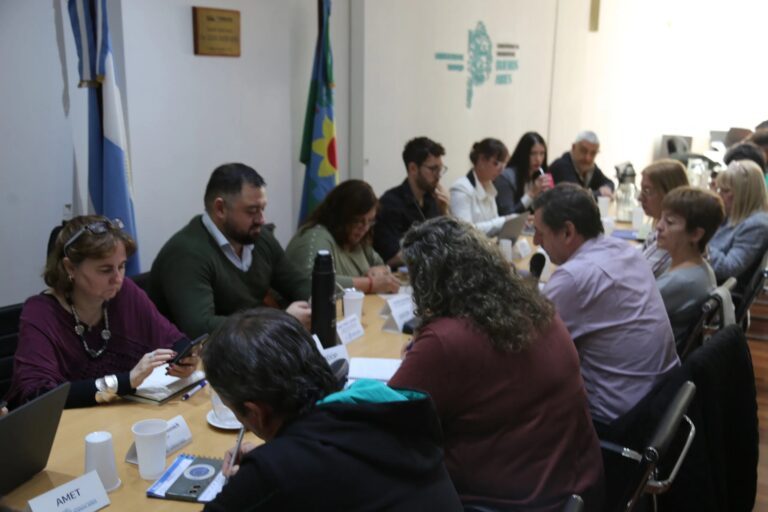 Paritarias bonaerenses: docentes y estatales exigen subas urgentes y mensuales