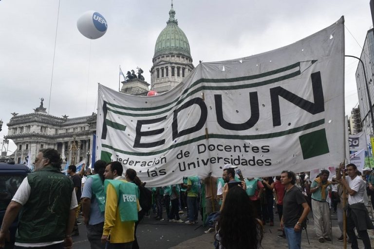 Universitarios realizan un paro contra el recorte presupuestario