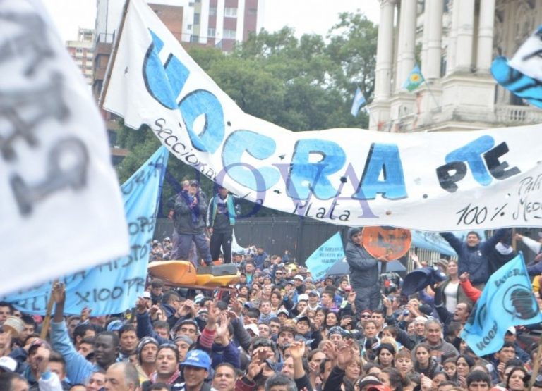 Obras frenadas, despidos masivos y conflictos gremiales: YPF, AESA y la UOCRA en la mira