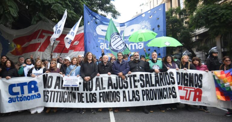 Docentes rechazan por «insuficiente» la oferta salarial del Gobierno