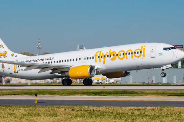 Flybondi en turbulencia: salarios impagos, paro gremial y cierre de rutas