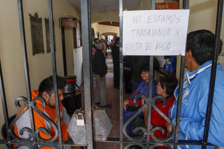 Trabajadores estatales piden aumento de salarios en Salta