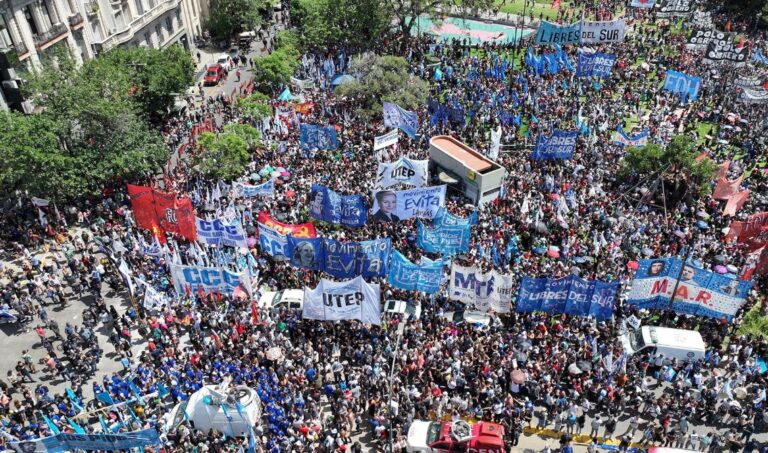 Organizaciones marchan contra los despidos y el ajuste impulsado por el Gobierno