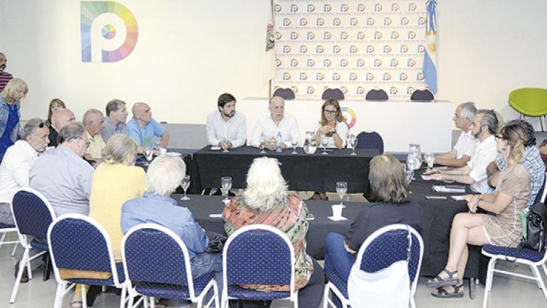 Verano con mesa de diálogo