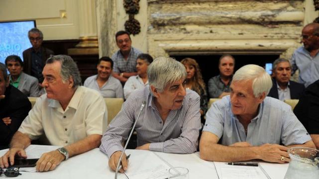 Dirigentes de las tres CGT y las dos CTA expresaron su preocupación por los despidos