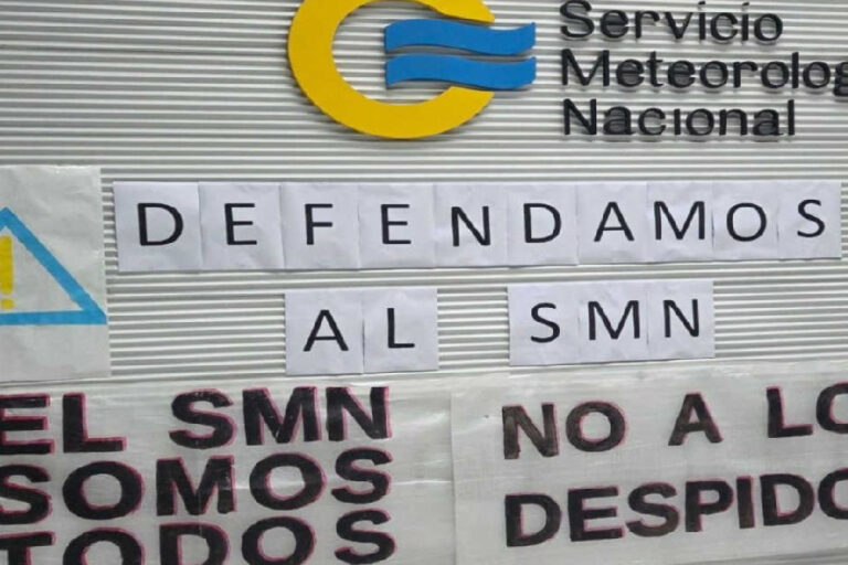 Trabajadores del Servicio Meteorológico Nacional se abrazan a su sede y alertan por un inminente recorte masivo de personal